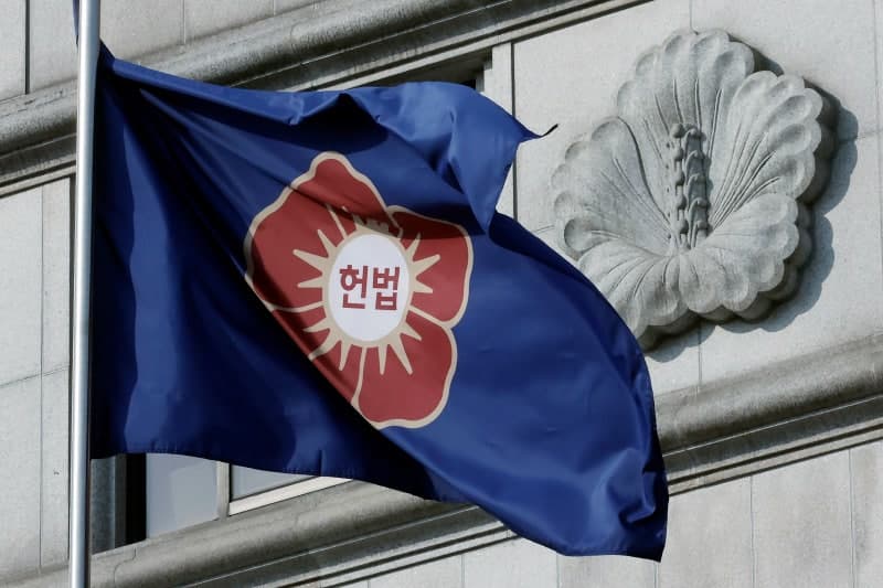 헌재 "전자발찌 부착기간 준수사항 어기면 형사처벌, 합헌"