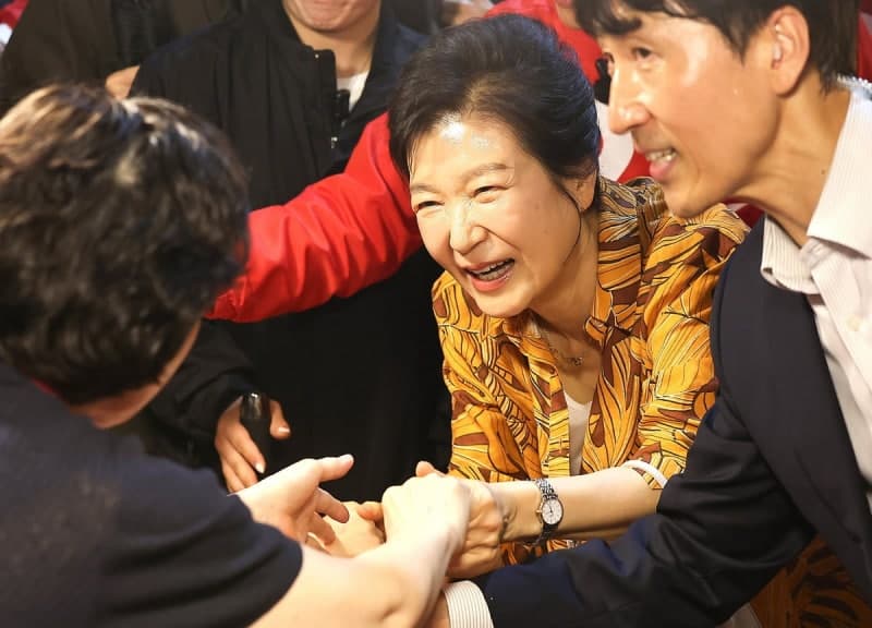 박근혜, 대구 이어 충청권 찾으며 9년 만에 정치 행보 재개…보수 결집 시동