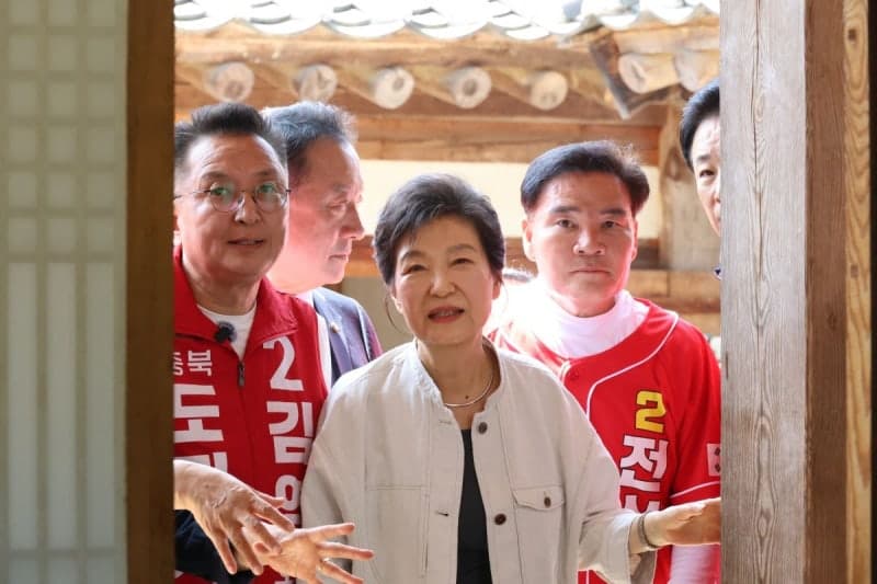 박근혜, 육영수 여사 생가 방문 "약속 지킨다는 믿음 줘야"