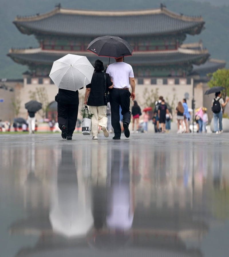 대체공휴일 낮 최고 30도 초여름 더위…곳곳 소나기, 남해안·제주 비