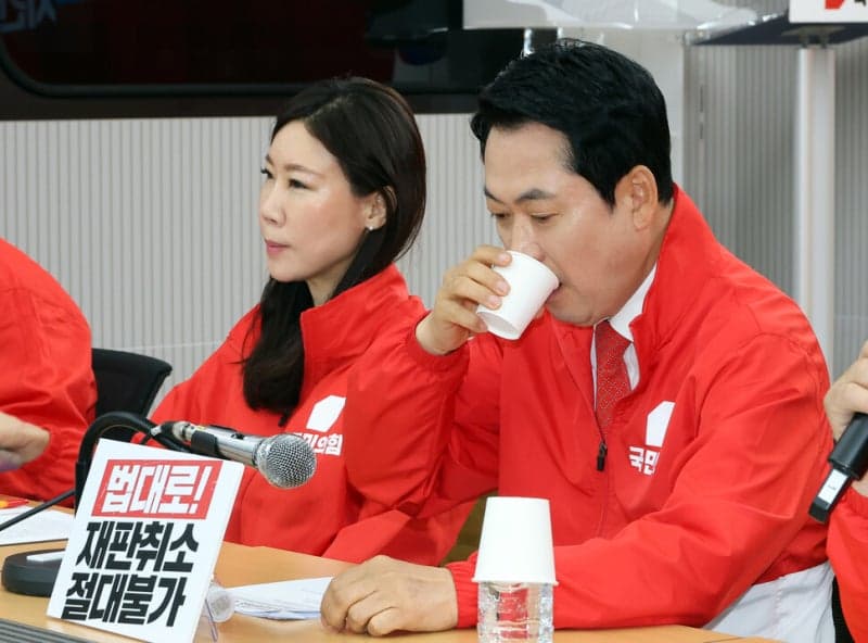 조국혁신당 "전두환 재판 늦춘 장동혁, '스벅 불매' 국민 조롱 그만하라"