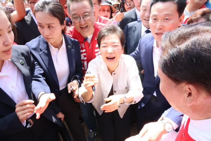 박근혜, 지방선거 광폭 유세로 보수 결집 신호탄