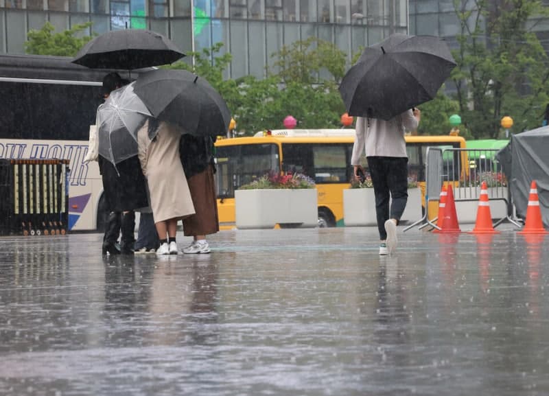 내일 전국에 비 최고 200mm 폭우, 모레는 더위 잠깐 안녕