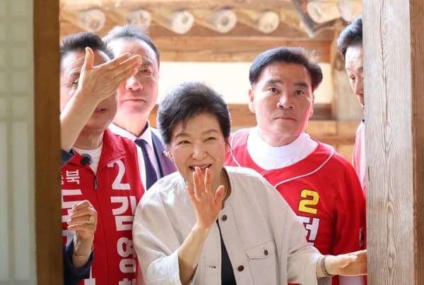 박근혜, 육영수 여사 생가 방문 "약속한 것 지킨다는 믿음줘야"…국민의힘 지원 행보
