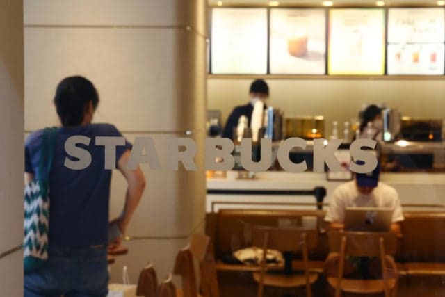 여야 '스벅 탱크데이' 공방 격화… "이번 죽창가는 스타벅스" 선거 전장 된 스벅