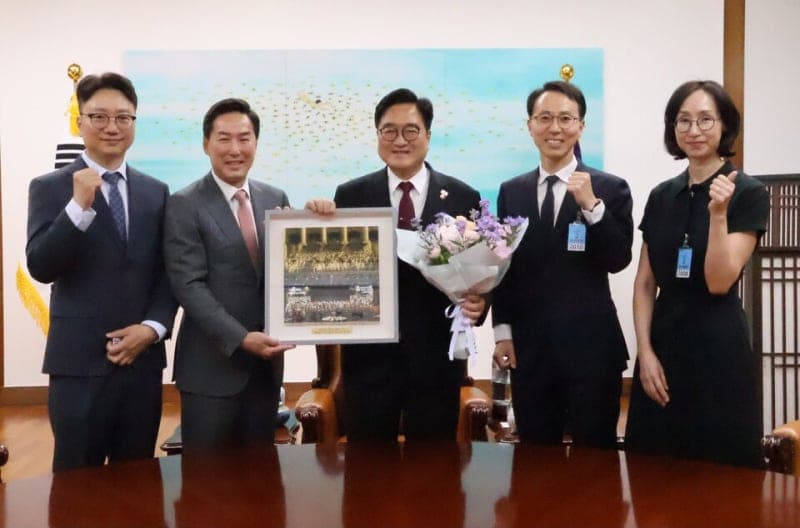 제헌유족회, 퇴임 앞둔 우원식 의장에 "제헌절 공휴일 재지정 힘써주셔서 감사합니다" 감사 액자 전달