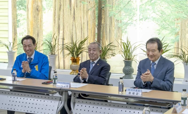우상호 "어르신 복지 책임지는 도지사"…정세균 전 총리, 강원 노인 대표들과 민생 행보 동행