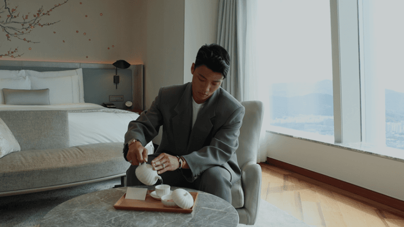 롯데호텔앤리조트, 황희찬 친필 사인 애장품 걸고 축구 응원 럭키드로우 이벤트 진행