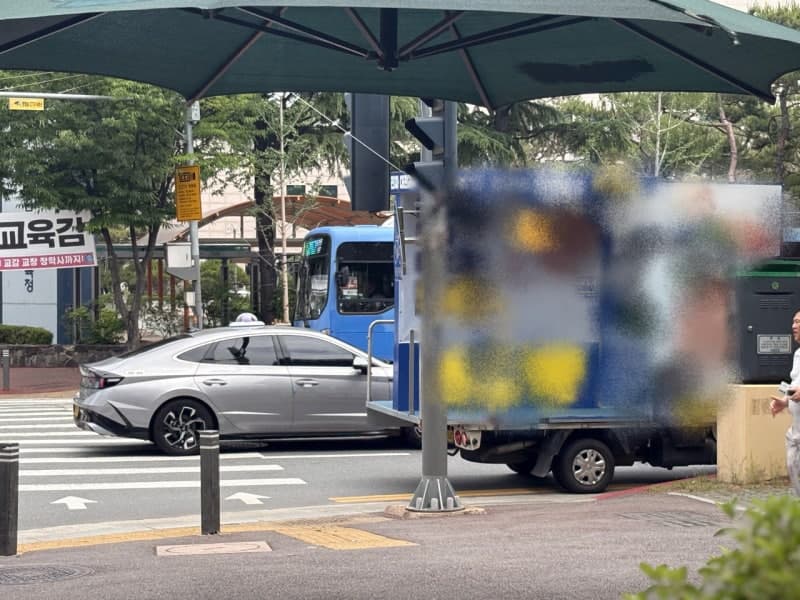“선거철이니 그냥 참으세요”?…횡단보도에 떡하니 서있는 선거 유세차량에 시민들 분통