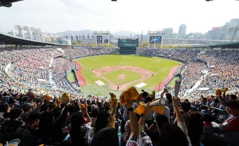 "이건 꼭 사야 해"…카카오프렌즈, KBO 협업 굿즈 출시로 야구팬 공략