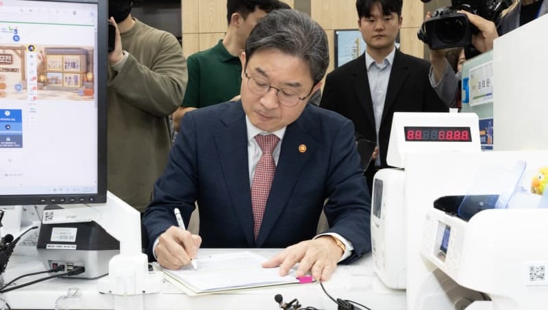 국민성장펀드 이틀 만에 97.5% 팔려…은행, 온·오프라인 '완판' 행렬