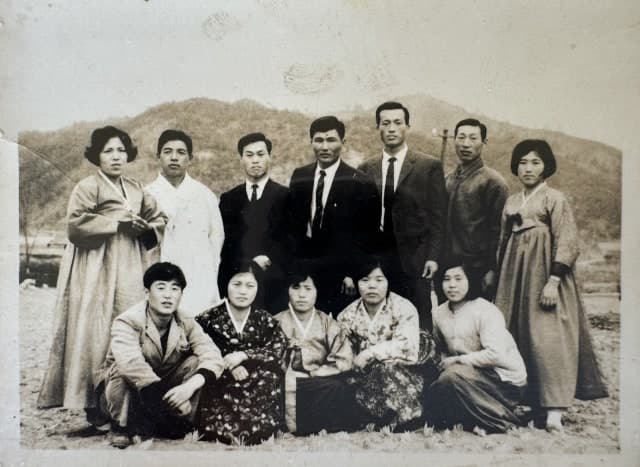 청송군, 사라져가는 마을의 기억 기록한다…낡은 사진 속 주민 삶의 기록화 착수