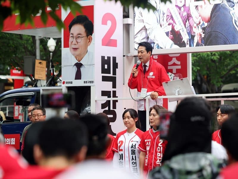 장동혁, 서울 첫 지원 유세…오세훈은 '모른 척'하며 지원 거부