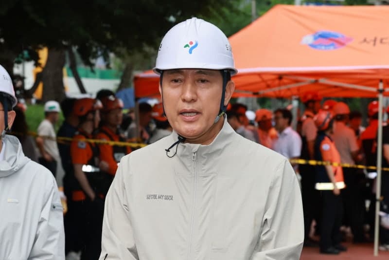 오세훈 "깊은 책임감" 서소문 고가 붕괴 현장 방문, 모든 선거 운동 잠정 중단