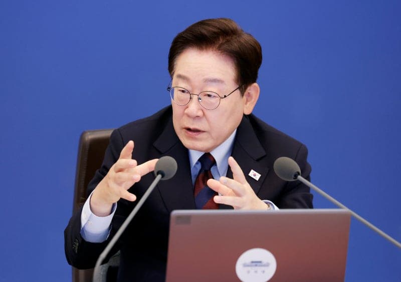 이 대통령, "열심히 하면 직권남용" 공무원 복지부동 질타…"시행령으로 적극 행정" 주문