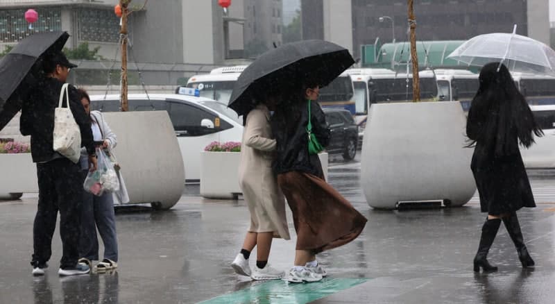 “출근길부터 물폭탄” 전국 덮치는 폭우, 제주 산지 최대 250mm 이상