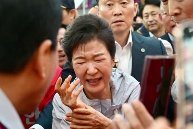 박근혜 전 대통령, 1년 만에 진주 중앙시장 찾아 "박완수는 경제전문가" 지지 호소