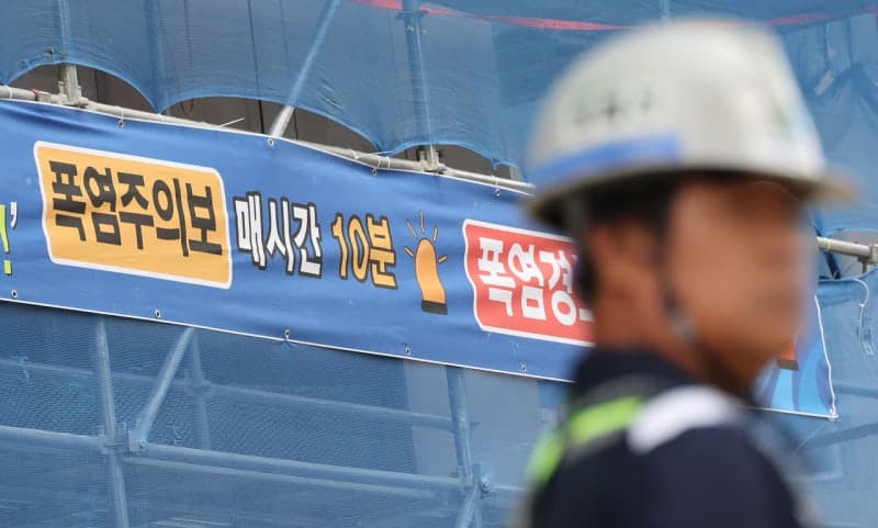폭염에 더 위험한 필수노동자 6개 직종, 노동부 "보호 강화 및 지원 대책 필요"