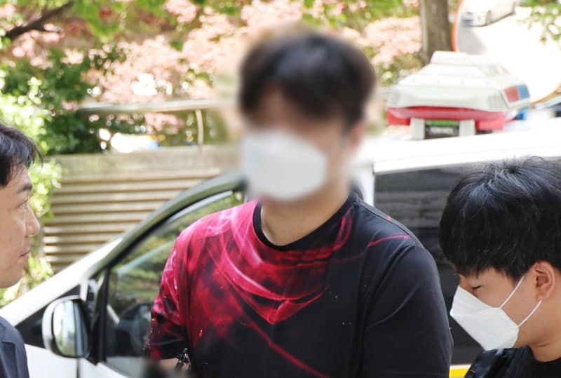 “돈 주겠다” 말에 전국 돌며 ‘현관문 테러’ 보복대행 20대들 실형·벌금형