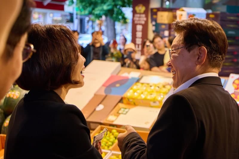 李대통령 부부, 부산 자갈치시장서 "이재명" 연호 속 "독도 새우 맛있다"