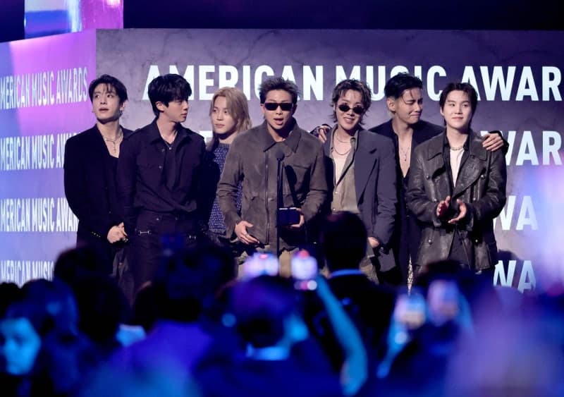 최휘영 장관 "완전체 복귀 BTS, 대체 불가능한 존재감 각인"…AMA 휩쓴 K팝