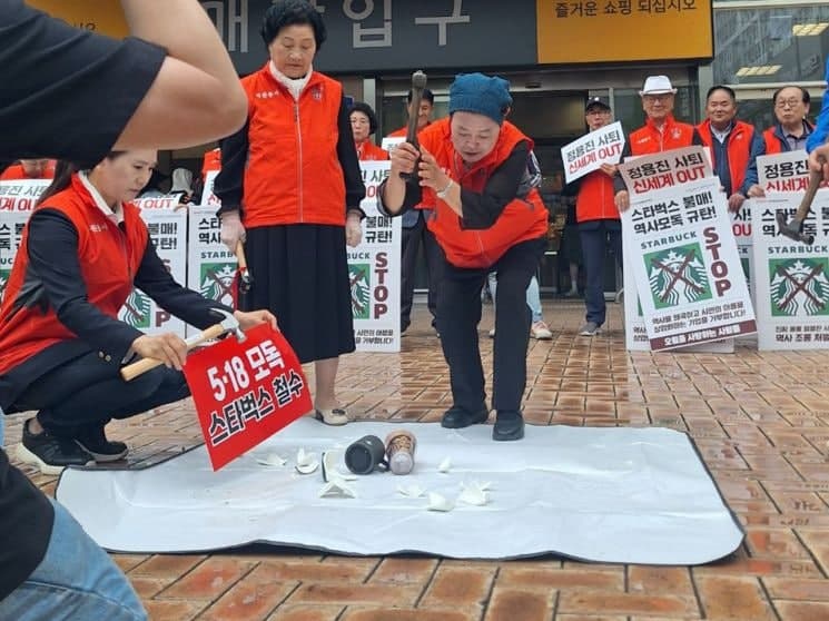 스타벅스 환불 사태로 도마 오른 상품권 '60% 환불 룰'…공정위 선택은?