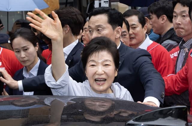 박근혜 전 대통령, 울산 찾아 "울산은 아버지 노력의 결과물" 김두겸 지지