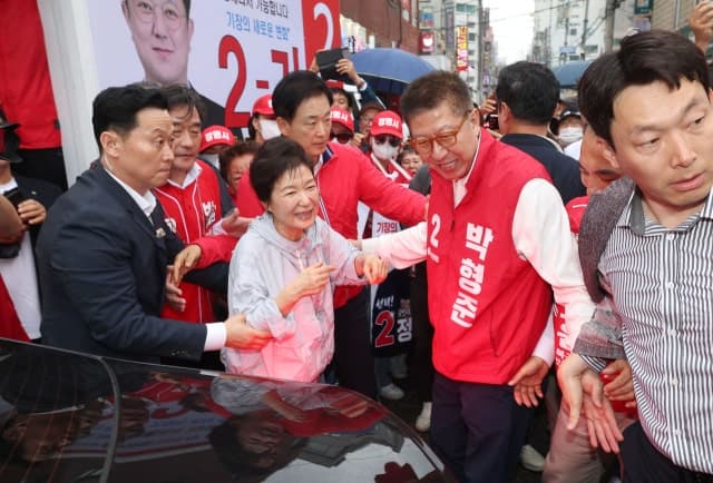 박근혜 전 대통령, 부산 기장시장서 박형준·박민식 지원 유세 "박형준 부산 발전 위해 많은 일 해줄 것"