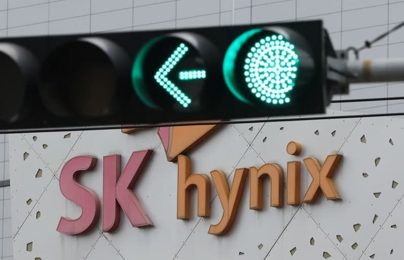 SK하이닉스, '오늘도 최고가' 220만원 뚫고 시총 1조 달러 클럽 가입…삼성전자 이어 두 번째