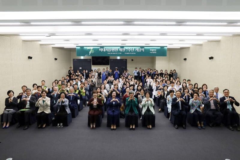 이대서울병원 개원 7주년, "상급종합병원 진입 눈앞"…조선여자의학강습소 전시와 이화책방 오픈
