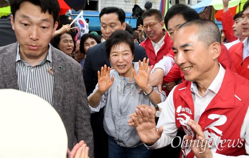 박근혜, 부산에 뜬 '선거의 여왕'…보수 결집 승부수 속 민주당 비판