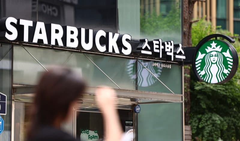 "할인 구매 후 전액 환불" 스타벅스 카드 '차익 거래' 들썩…무기명 카드 판매 일시 중단