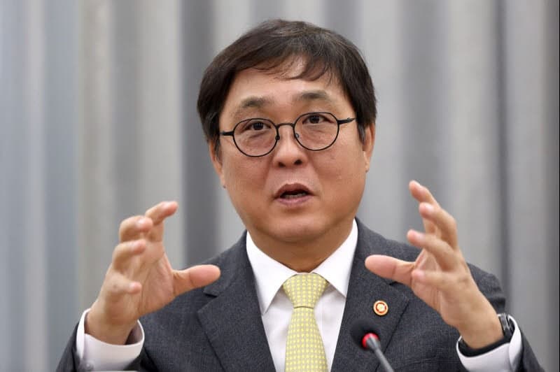 문체부, 'K-웹툰' 불법유통 막고 해외 진출 확대 논의…최휘영 장관 후속조치 점검