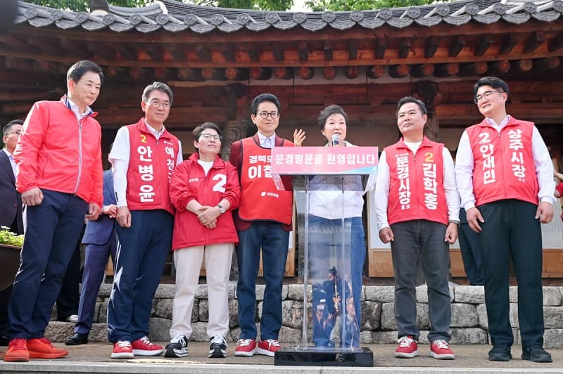 박근혜, 문경 청운각 찾아 국힘 후보 격려 "국민의힘 후보들을 지지해 달라"