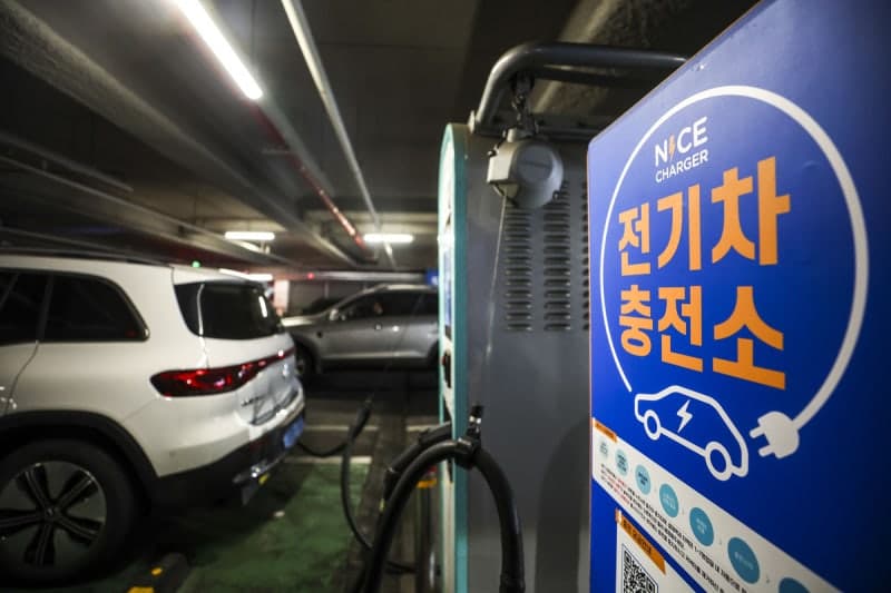 전기차 충전, 꽂기만 하면 끝…9월말 고속도로 휴게소에서 자동 인증·결제 시범 적용