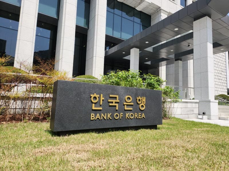 한은, 올해 성장률 2.6%로 상향…"AI 반도체 더 날면 3%대 가능"