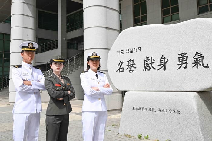 “남편·아버지 본받아 바다 지킨다”…해군·해병대 신임 장교 298명 임관