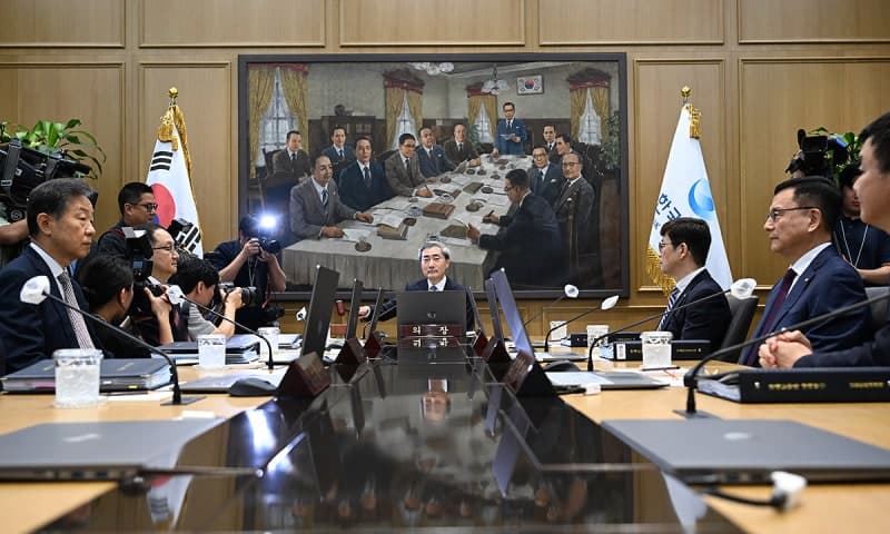 한은, 금리 동결 속 인상 시그널…물가·성장·환율·집값 불안 고조