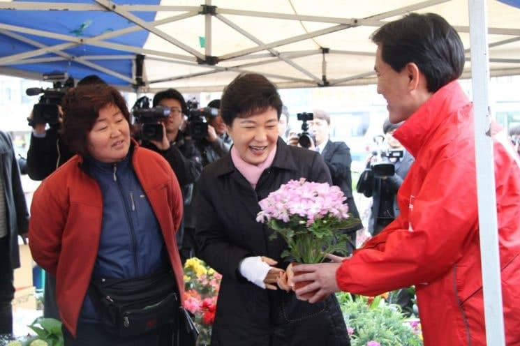 박근혜 전 대통령, 14년 만에 원주 중앙시장 방문 "강원 발전 위해 김진태 필요"