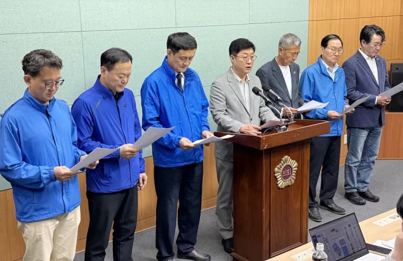 민주당 전북도의원들 "무소속 김관영 지지는 당에 대한 공격"…역대 의장단 "이원택 지지" 촉구