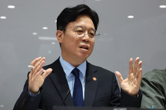 김영훈 노동장관 "반도체는 공공재…대기업 초과이익 사회적 분배 논의"