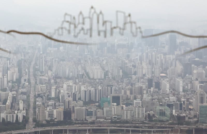 "이제 월급 절반이 월세?" 서울 주택 전월세 가격 10년래 최고 상승…공급 부족에 '주거대란'