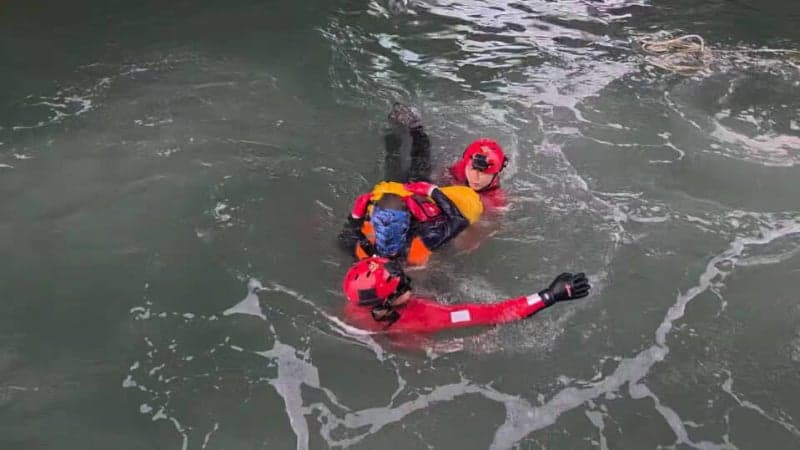 “철근 정리 중에” 청라하늘대교서 바다로 추락한 60대 작업자 극적 구조