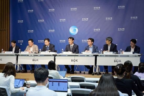 한은, 반도체 회복에 성장률 2.6%로 상향 "내년에도 견조한 성장세"