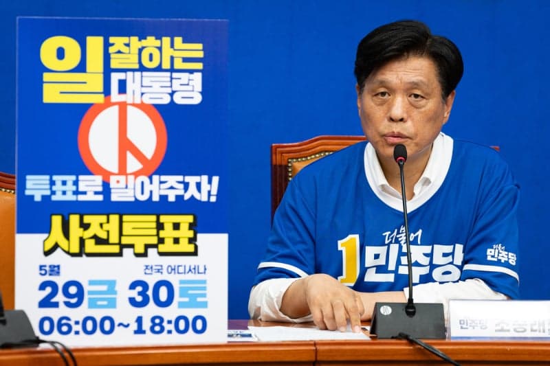 與 "김관영은 현금살포범…이원택 갤럽 여론조사서 46%로 앞서"