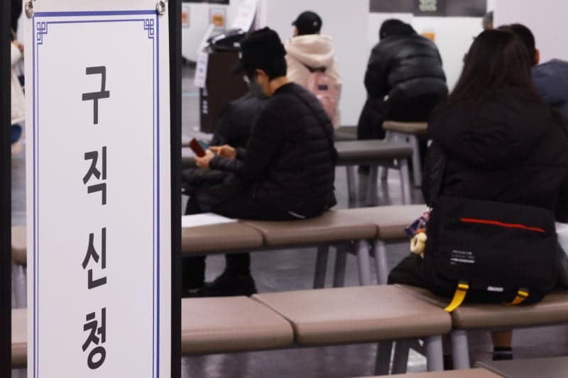 “그냥 쉬겠다” 20대 후반 청년 3만명 증가…노동시장 이탈 6년 만에 최대