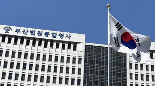 벤츠 몰다 인도로 돌진해 2명 사상 70대 女운전자, 1심서 금고 3년 선고