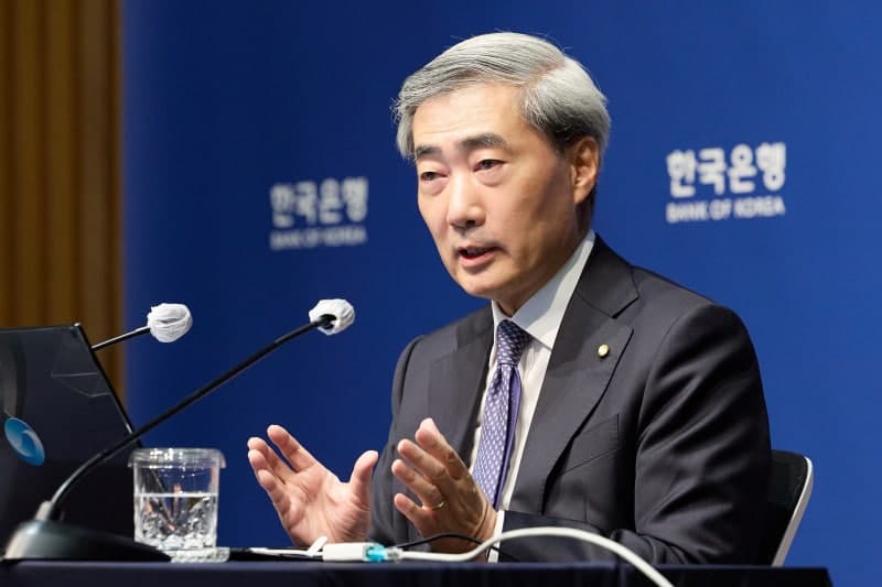 한은, 8연속 금리 동결…하반기 인상 시사