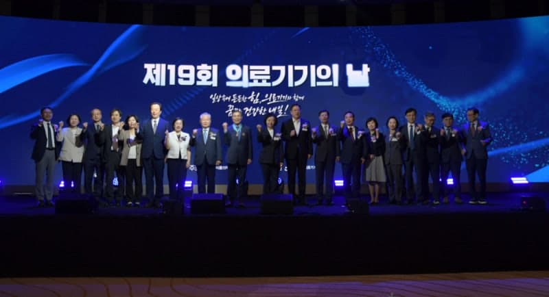 의료기기의 날 기념식 "바이오헬스 산업 핵심 축" 김영민 대표 은탑산업훈장 수상