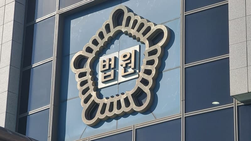 '여자친구 갈비뼈 골절' 상습 폭행 야구선수 출신 BJ, 2심서 감형